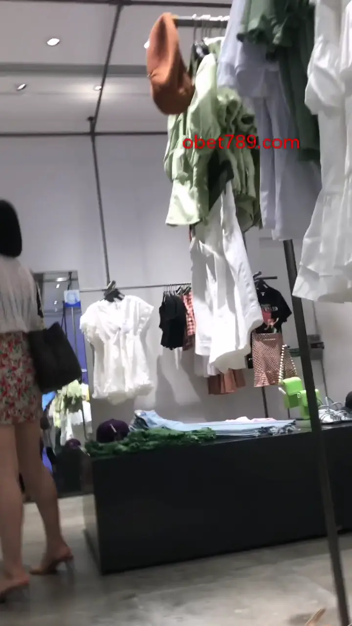 商场电梯偷拍抄底