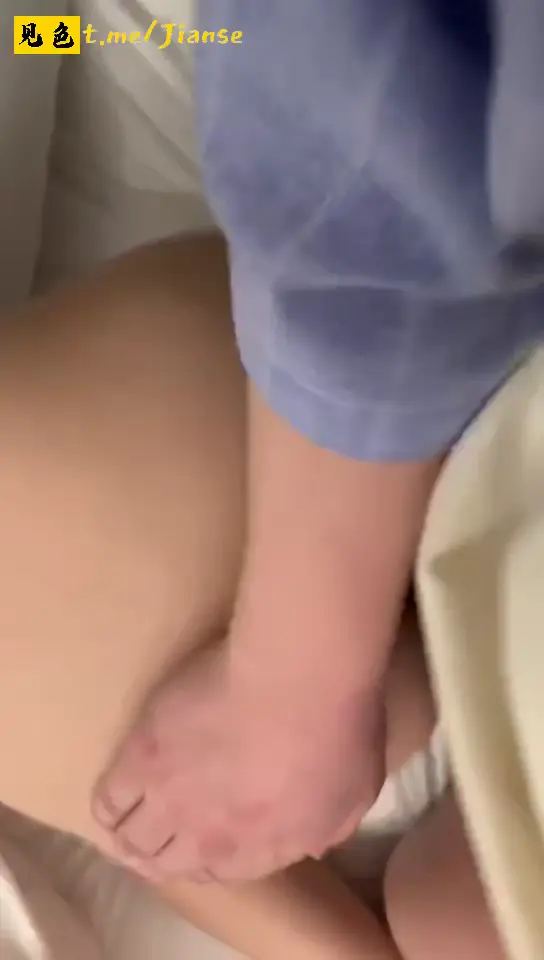 91大神约的妹子 敲可爱,'你在给我拍照呢'摁,甜美笑一下,后入这肉臀十分舒服,用力顶美女 舒服地叫床!
