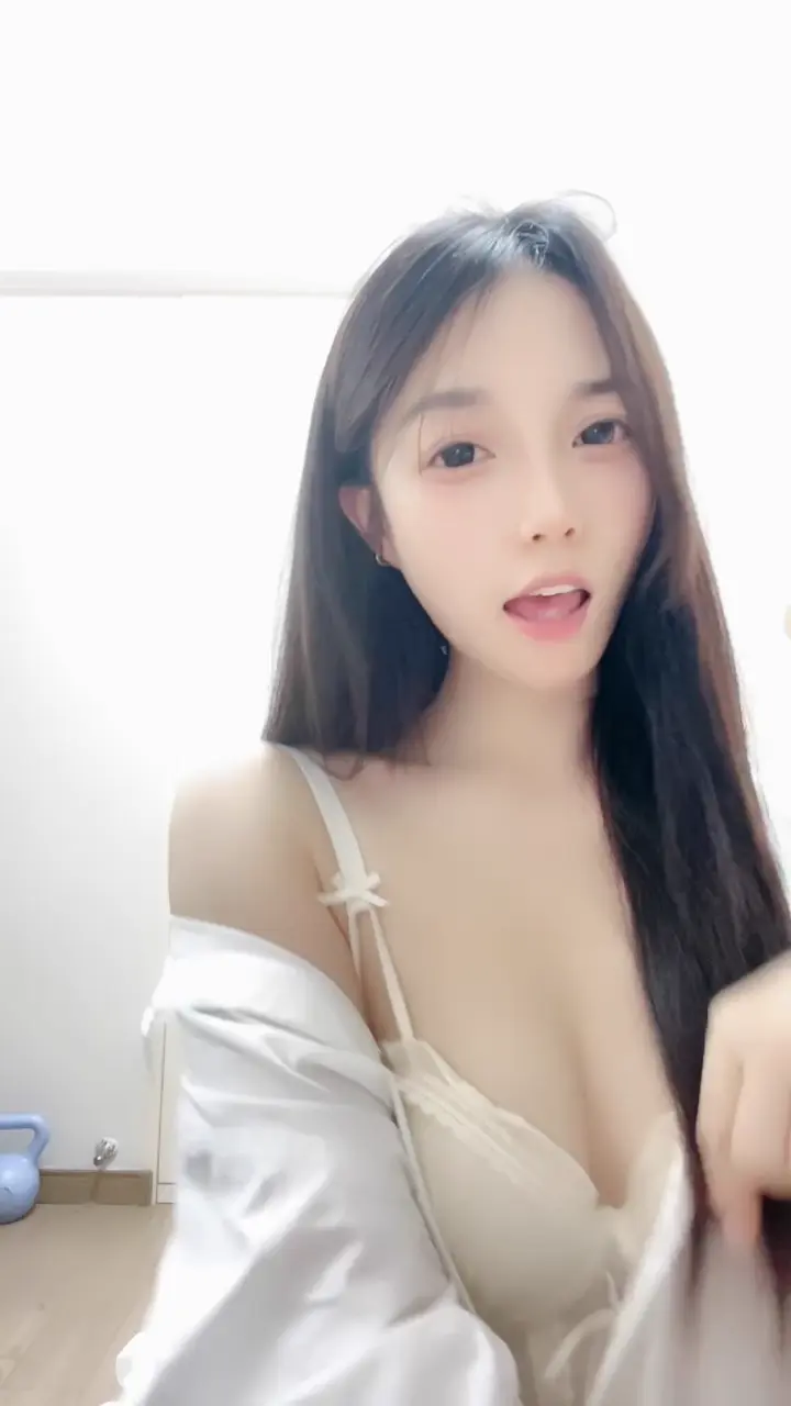 -极品高颜值小姐姐『糖心蛋蛋』清纯嫩妹逼脸同框跳蛋自慰，极品粉嫩身材男人看了就想侵犯 1