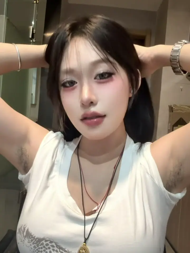 嘬嘬嘬💗看这里贱狗🖤盯着妈妈的腋下~把废物精水排干净🖤亲妈祖宗要用你的劣质蛋白质敷面膜🖕🏿