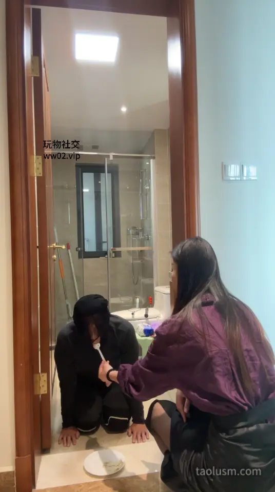 #調教【宸宸大大】踩踏伺候洗漱/喂漱口水/膠帶封嘴鞭打