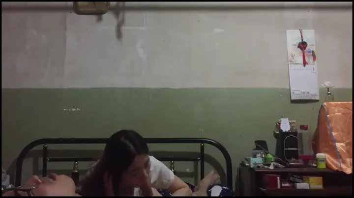 内部搜 10199 八块腹肌的健身小哥，肌肉线条流畅，充满力量，挺着如同钢铁般坚硬的鸡巴，狠狠插入了女友的逼里。女友发出了淫荡的叫声，身体扭动着，却无法阻止男人继续深入。他粗暴地操弄着她的身体，激烈的节奏令人血脉喷张，直到将她彻底征服。操完后，他的小弟依旧坚挺如钢。