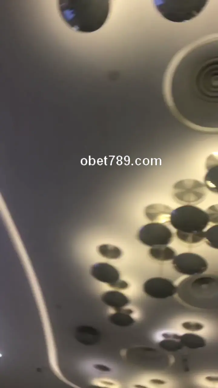 商场电梯偷拍抄底