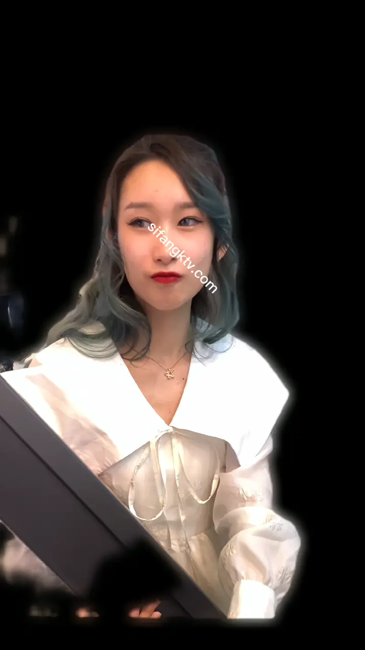 高颜值蓝发美女，怼脸镜头对焦下精致的妆容和超高的颜值大伙儿来评分。小姐姐半永久雾化眉，异色美瞳，长长的假睫毛还做了精致的眼线和闪亮的眼影。樱桃小唇上的姨妈色口红让人忍不住想要一口吃下！今天应该纪念日吧，豪迈的男朋友送了一大盒玫瑰礼盒，小姐姐的幸福溢于言表～小嘴全程balabala根本停不下来。时不我待，顺利后方一波C，连衣短裙下不出意外又是AQ裤，透过白色AQ裤勉强可以看到小姐姐深色的N。唉，难道这样豪迈雄壮的男朋友还是无法给你足够的安全感吗？