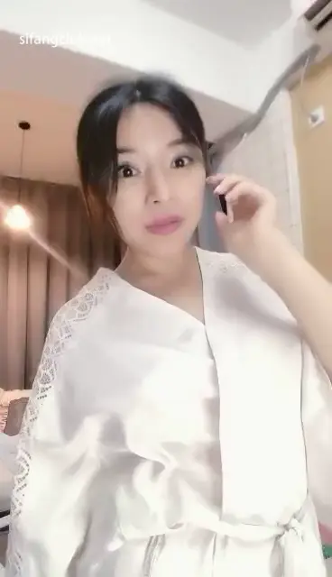 小奶猫：艺术小雅   这是她的早期远古视频