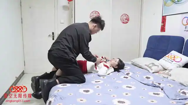  新年粉丝三部曲3 - 橙子假扮上门女友，父母身后激情做爱#星空无限传媒