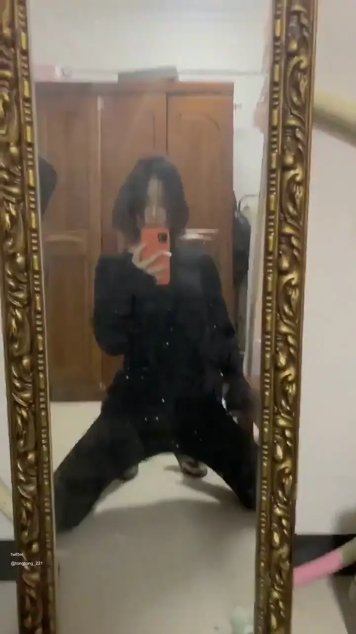 推特：兔儿爷     她有几个视频流传广泛，目前已经绝版了
