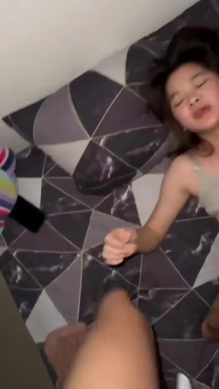 極品反差婊 短髮小美女，這身材肉肉的操起來好過癮，最後射肚子上