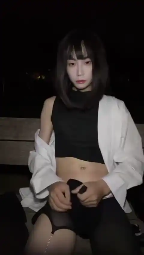 男娘福利第228彈 國產00後小男娘戶外露出，穿著黑絲打飛機，射到高跟鞋上