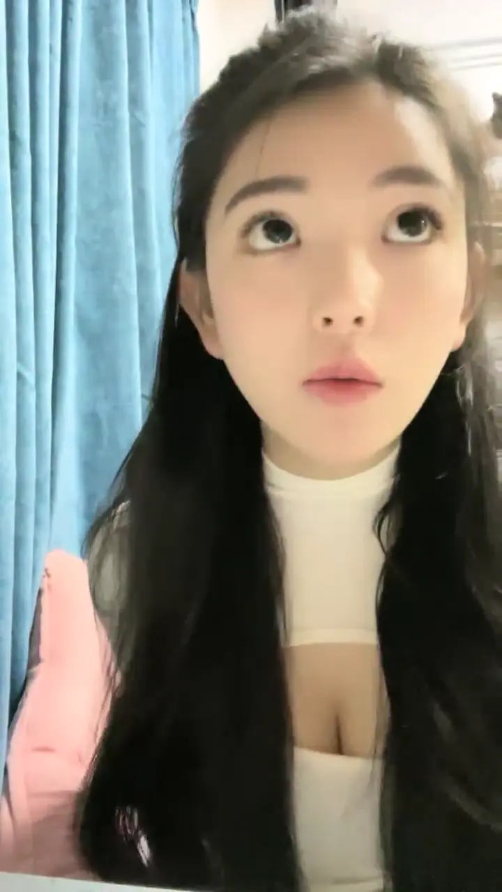 #大二学妹  G奶校花~尺度升级~宿舍尿尿~自慰