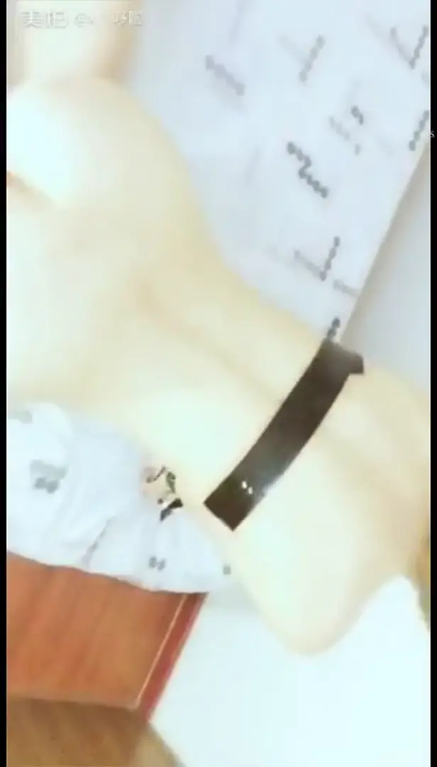 高颜值情侣性爱日常，吃鸡吞掉技术一流，用大屌磨逼逼，逼逼粉嫩饱满，最后外射在逼逼阴毛上