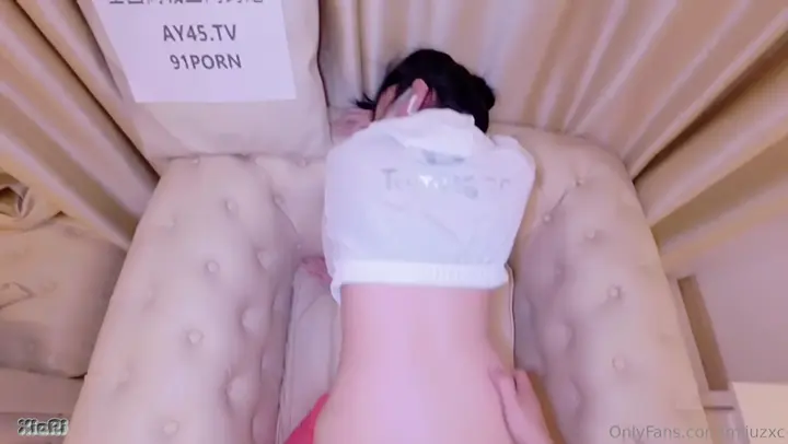 超短紧身瑜伽裤的性感继妹，翘臀高抬做深蹲、极致誘惑！
