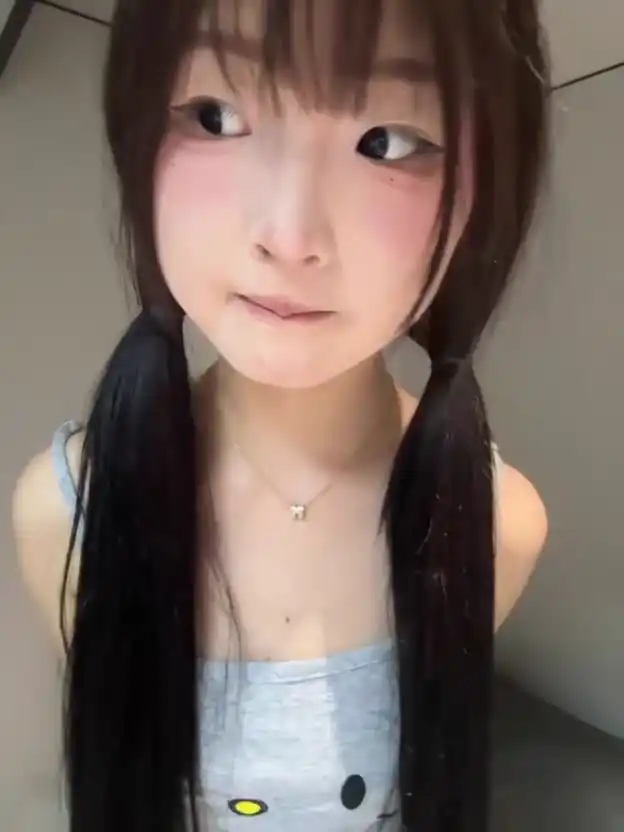 高颜值福利姬 白嫩萝莉 高中生自慰发骚 极品反差骚母狗 自拍自慰 奶子不小 看着还不错