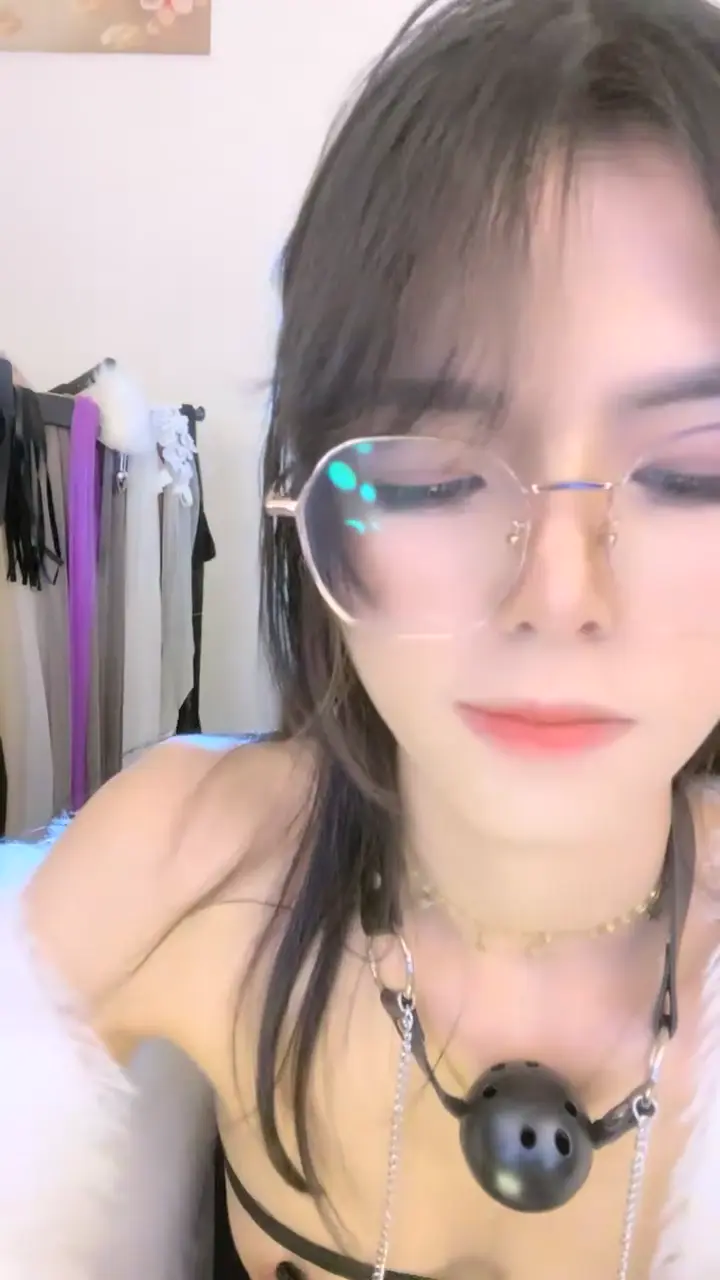 #直播 极品尤物眼镜女神！小尺度诱惑⠀