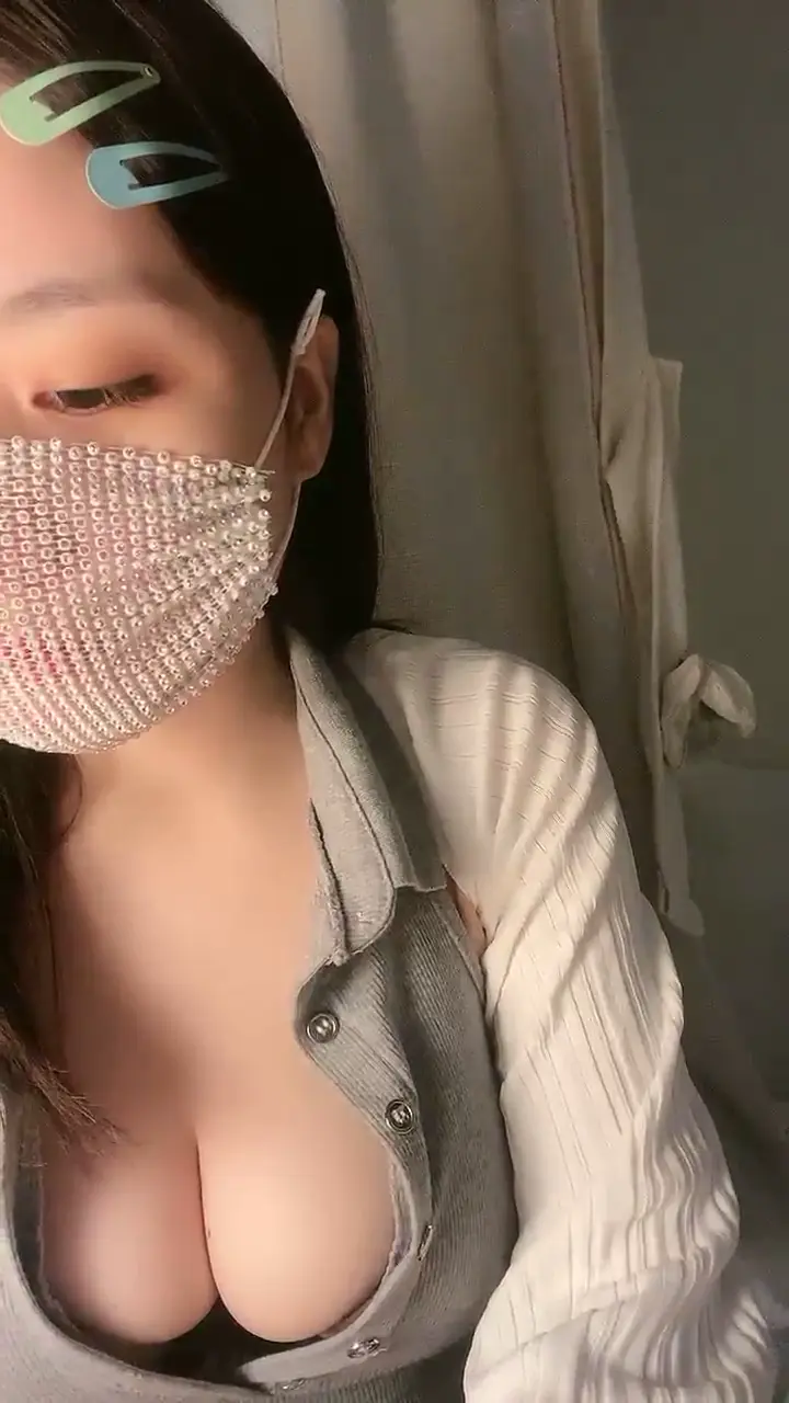 #萝莉乳神 一对Q弹的巨乳