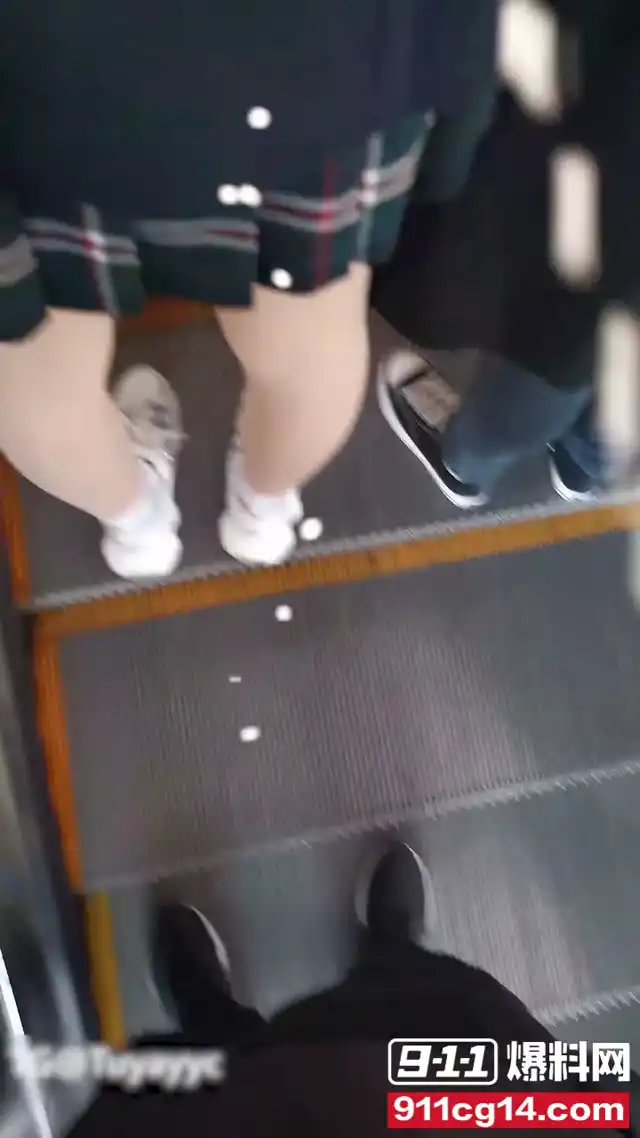 江蘇徐州 孫悅‍薇﻿ 喜歡拍寫真 經常和攝影師約炮 極品大奶子母‍狗上⁠位榨精​ 超級會搖！