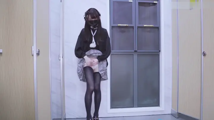 蘿莉偽娘Ts茜茜雅 身材嬌小 衛衣jk裙黑長襪 來到公共廁所露出紫薇 緊張又刺激 好想有小哥哥突然進來 射了一地精液