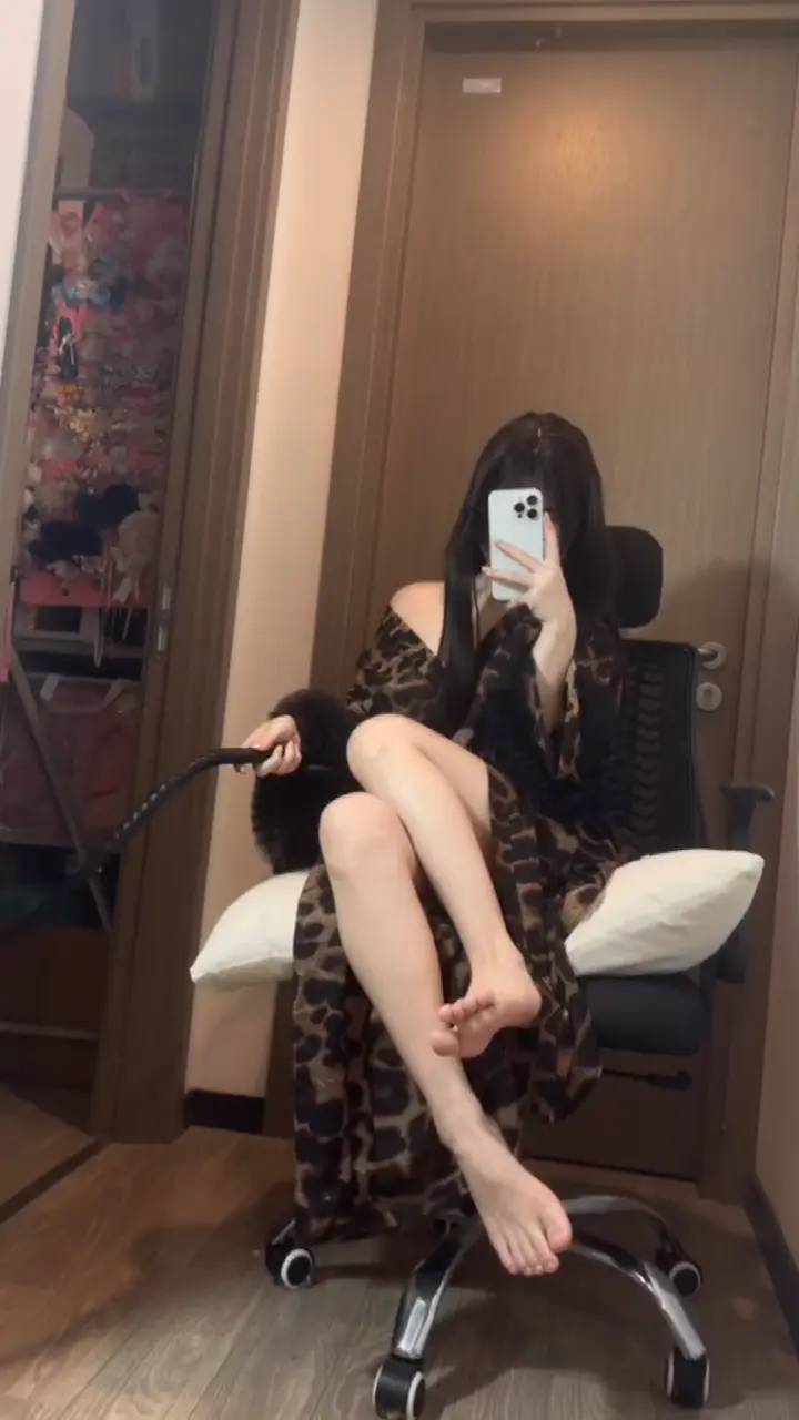 喂!看着妈妈脚干什么啊~贱狗儿子💋是不是对妈妈的脚发情了啊~哈哈哈哈🖕🏿🖤废物早泄阳痿恋足癖🖕🏿一辈子给你亲妈祖宗当人肉脚垫吧🖤没用的畜生🖤