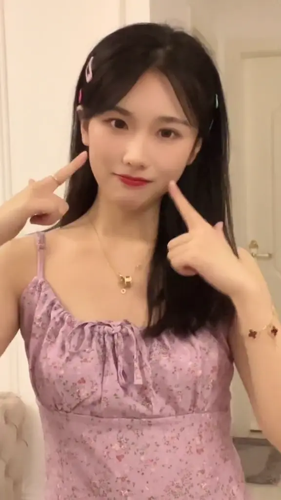 抖音20万粉美女主播【小刘同学zzz】 疑似被探花李神约战过甜甜似初恋+抖音视频