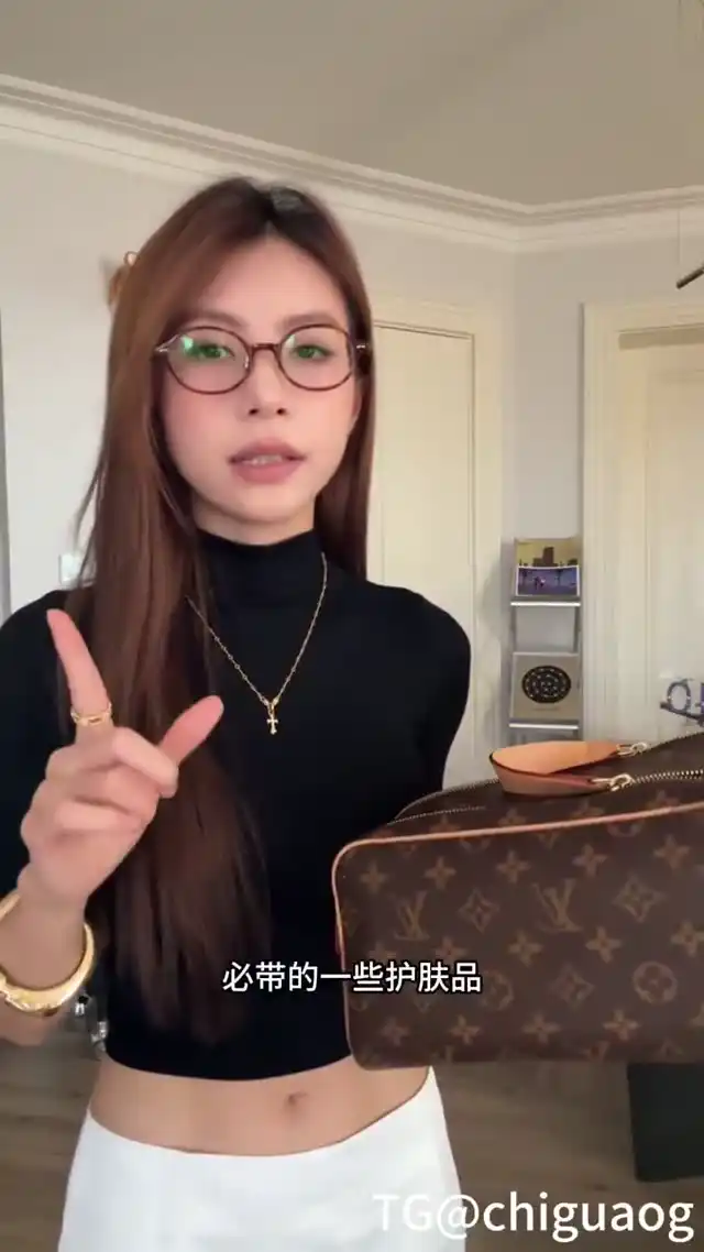 #夏美 #夏美酱 #抖音网红 #反差 抖音里的恋爱博主,被网友扒出黑历史,但是脱光视频是假的,并非真实!LSP喜欢看小黄文的欣赏套图就好,完全适合脑补!精选300张美图已更SVIP~解锁看巨多精选 ⚡