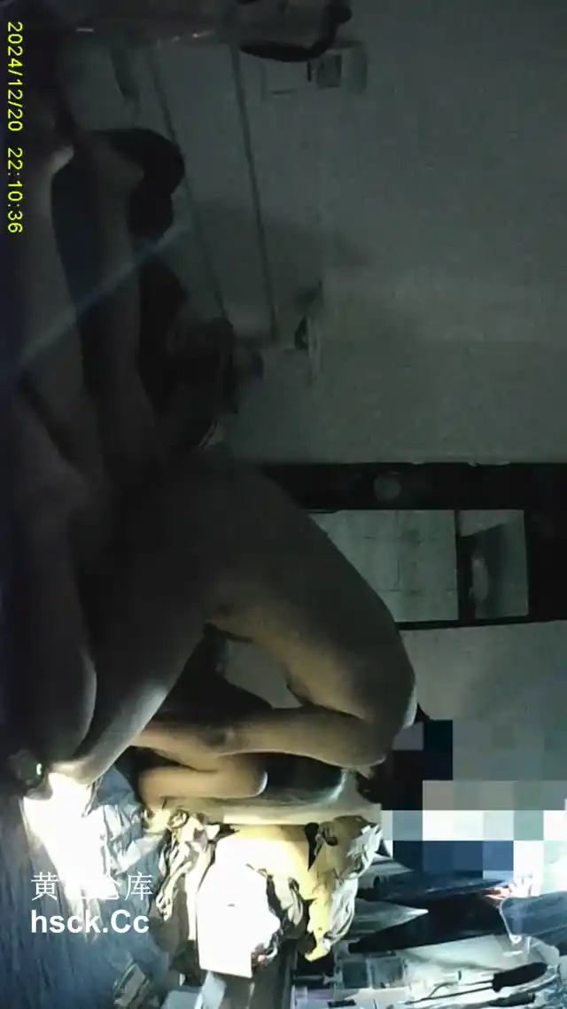不让开灯的染发嫩妹只有打手电灯操了-jklove