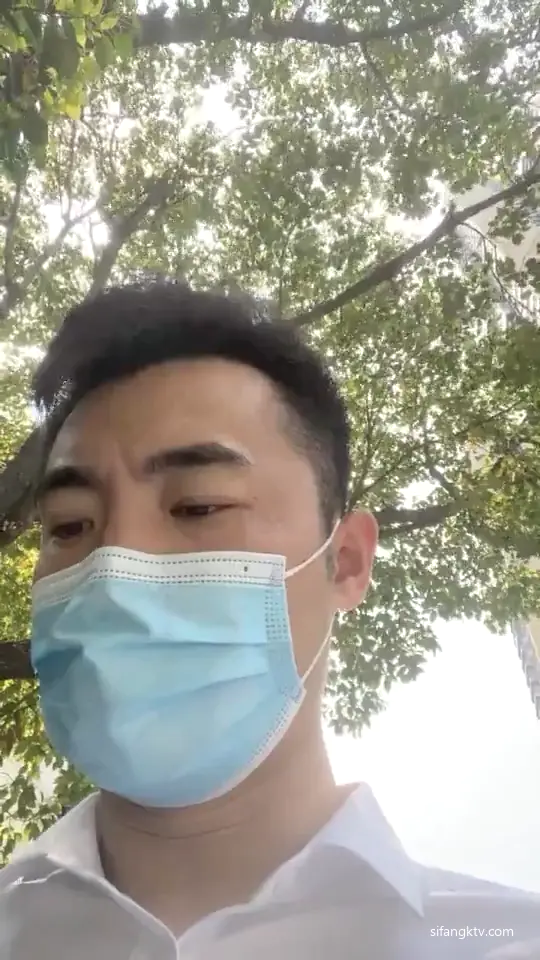 佛山院子售楼部经理利用职权潜规则多位女下属,刚入职没几天的18岁嫩妹都被拿下,带去商场试衣间啪啪,别的公司客服小姐姐也被他操了,自己公司的同事都操腻了,开始玩别的公司小姐姐,真是太牛逼了!14v