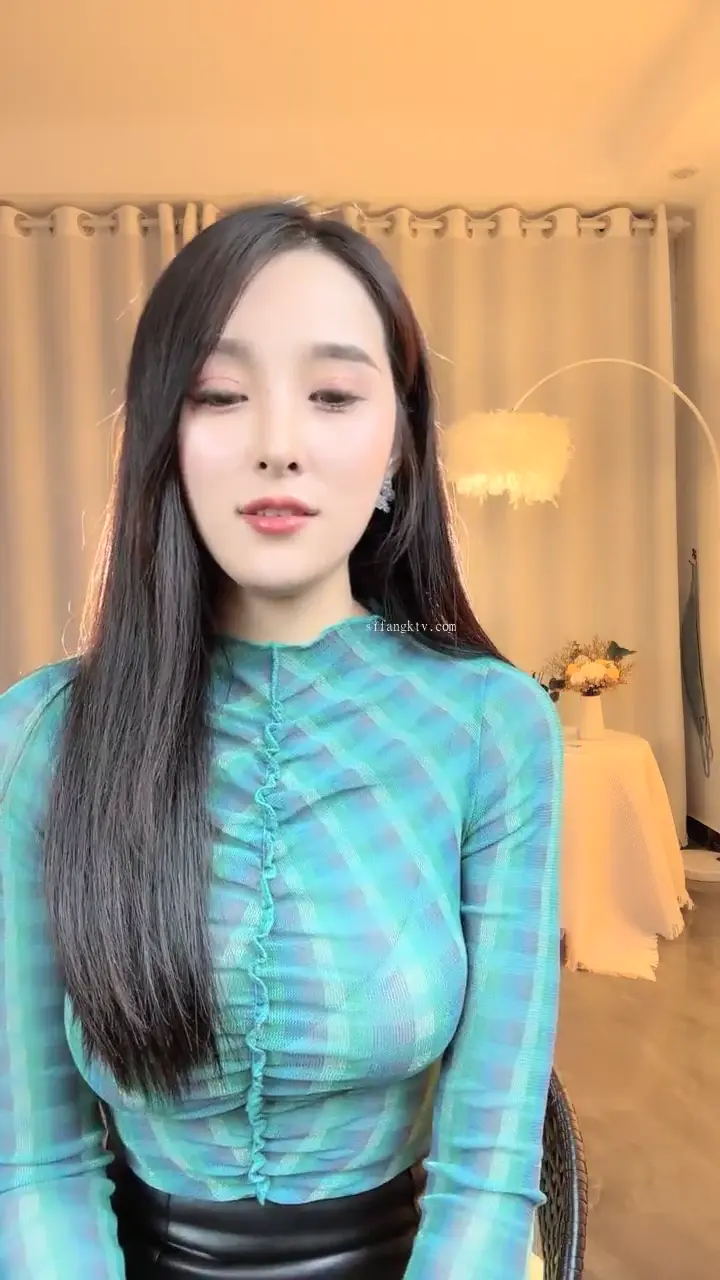 正宗绿播女神下海！长腿超级甜美御姐上线自慰，腿型很美 露点极高！逼还是粉嫩的，自慰水出够多，声音很甜蜜 请戴上耳机 @jinpinzy⠀