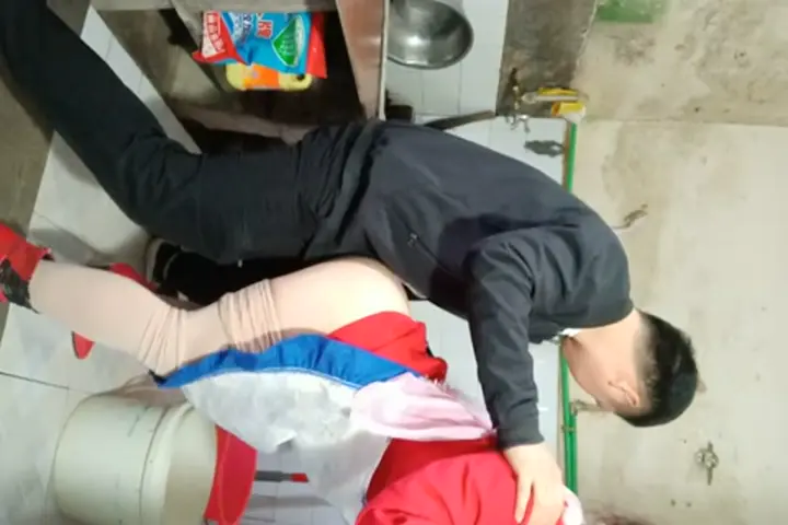 【熟女控】村里赵阿姨老公不在家，按住她的头在灶房里疯狂输出，历经沧桑的妩媚 太骚啦！