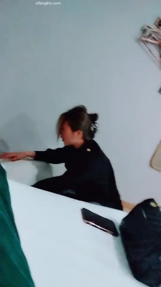 佛山院子售樓部經理利用職權潛規則多位女下屬，剛入職沒幾天的18歲嫩妹都被拿下，帶去商場試衣間啪啪，別的公司客服小姐姐也被他操了，自己公司的同事都操膩了，開始玩別的公司小姐姐，真是太牛逼了！14v