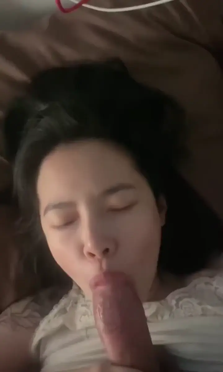 黑丝包裹下的肉感翘臀雪白嫩乳诱人
