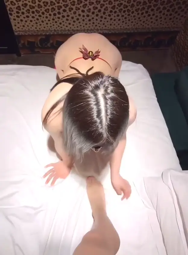 精品自拍： 安妮小母狗