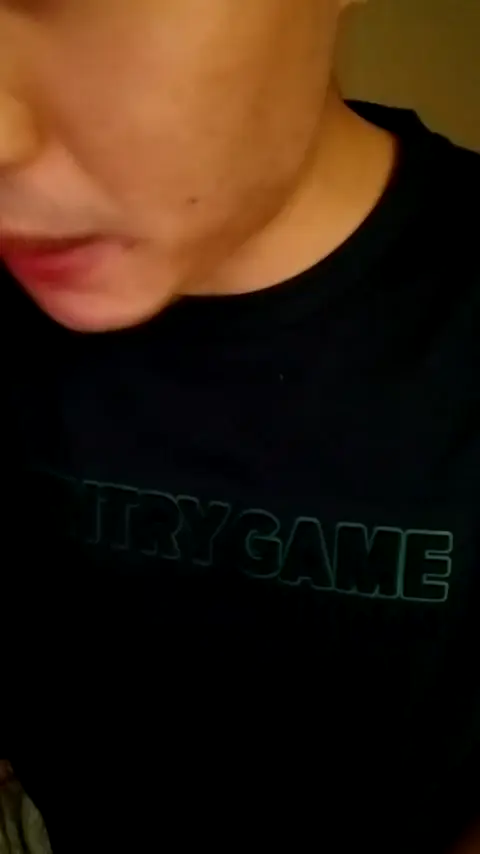 母子乱伦水杯里下药迷奸妈妈，撩起豹纹短裙，扒开丝袜解开内裤，厨房后入大肥臀，插入一线天肥穴