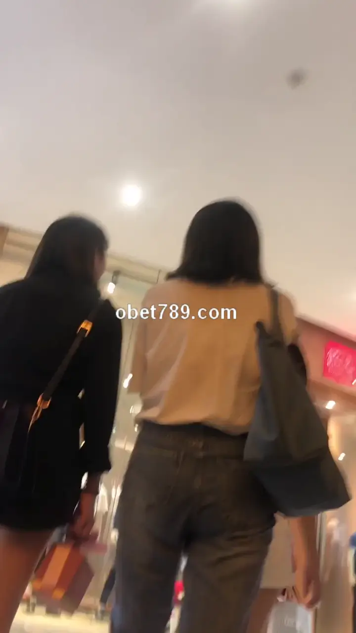 商场电梯偷拍抄底