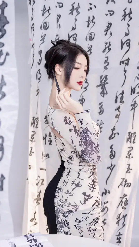 抖音百万粉丝网红 冲浪女神 #陈莹莹 稀有直播凸点、走光 外加抖音视频 不知道是不是故意的