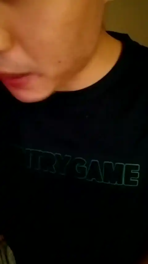 母子乱伦水杯里下药迷奸妈妈，撩起豹纹短裙，扒开丝袜解开内裤，厨房后入大肥臀，插入一线天肥穴