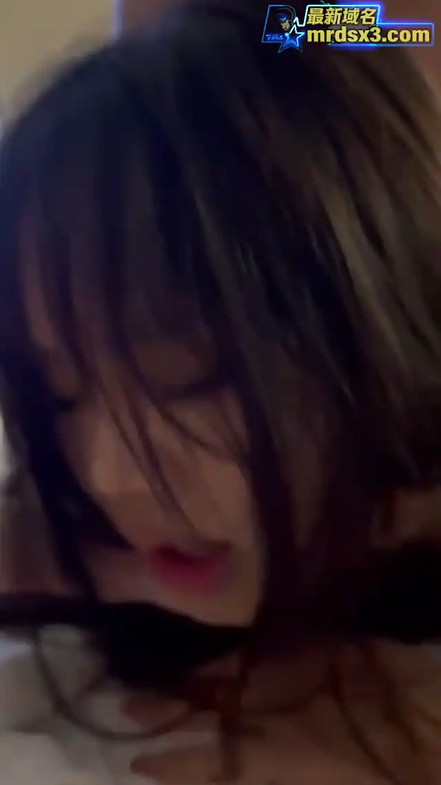 广州福利姬线下约炮！高颜值骚货激情3P流出，前后夹击双穴狂开！极品巨乳声控博主小羽，高颜值御姐头部按摩，性感耳语撕丝袜诱惑