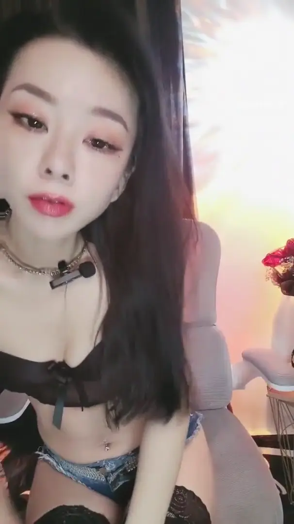 #主播 #福利姬 #少妇 #直播 虽然奶子不大，但是感觉一点不差！成熟的少妇气质御姐，挺勾人的嘛~完整1小时23分钟已更新SVIP  解锁看巨多精选 ⚡