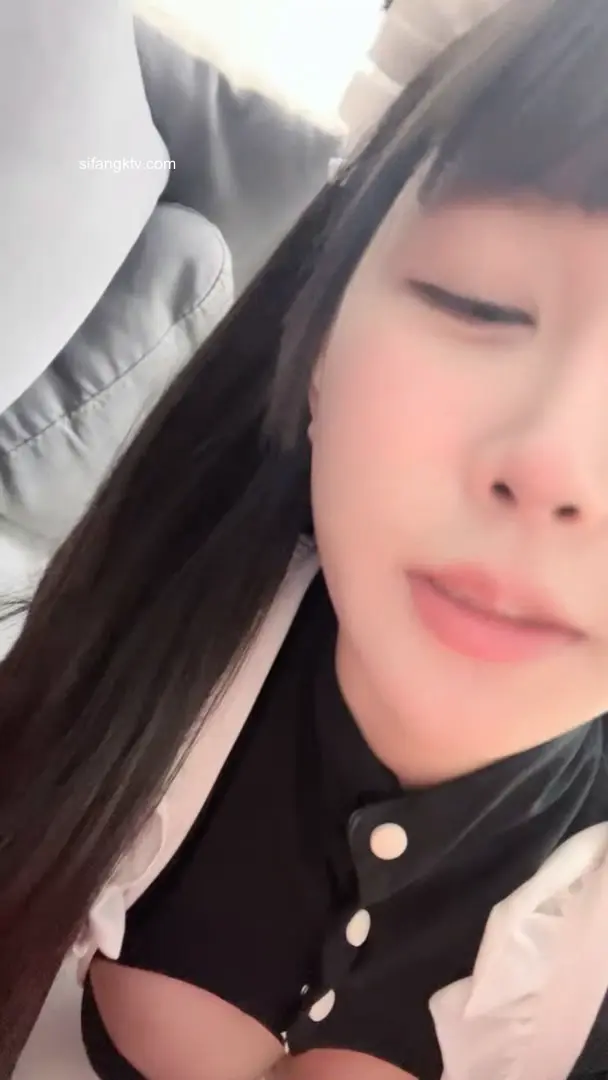 #京鱼儿 19岁童颜巨乳 女仆学生制服 道具自慰
