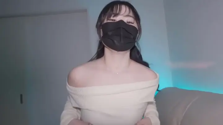被穿著透明絲襪的高跟美女姐姐上門收債，沒有錢還，只好用肉棒抵償欠款了