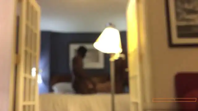 媚黑女友被黑驴巨屌干翻白眼男友举机狂拍