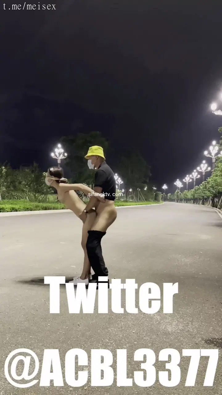 露出大神菠萝与摄影师户外到处啪啪
