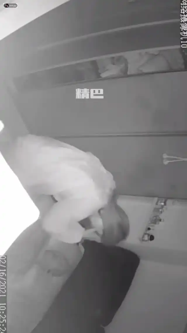 过年爷爷给孙子发红包 妈妈用实际情况报答