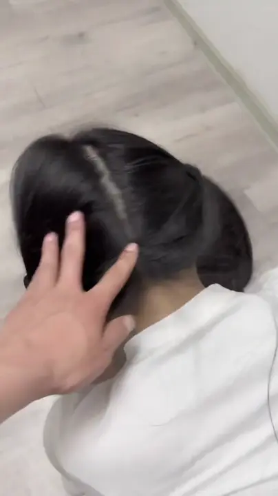 露脸才是王道 超嫩萝莉『仅呆』被按在窗前狠狠的后入 真的不会被外面的坏叔叔看到咩 会不会想一起操呆呆