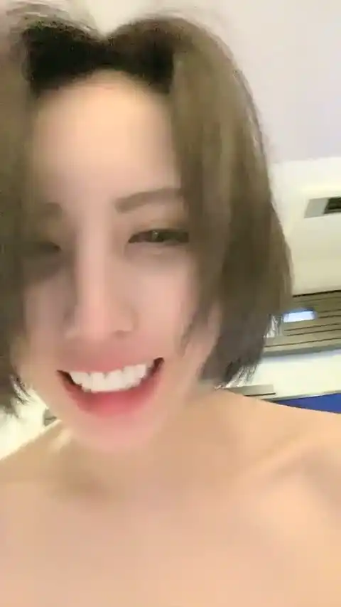 女同还得是小日子的牛，够变态够带劲！日本极品女同S女王「蘭」大尺度直播秀！娴熟舌吻、鞭打、抽插小母狗①