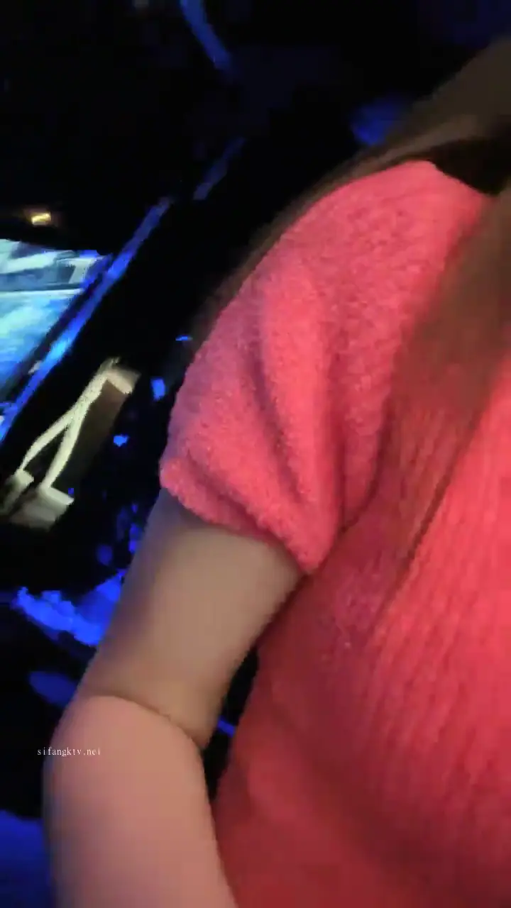 #听者藐藐  肤白貌美女神，偷偷在KTV卫生间发骚⠀