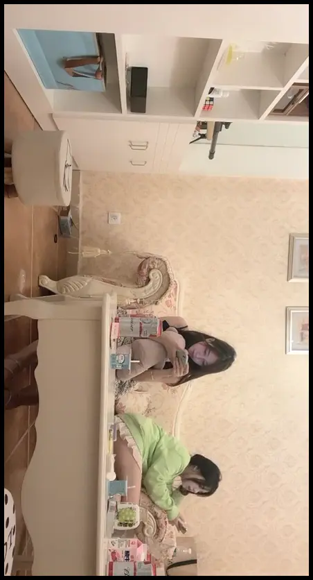 內部搜 3002 牌局散場，腹肌小帥哥摟著穿碎花裙的小女友進門，酒勁上頭，眼神瞬間變野。他一把扯掉她內褲，按倒在沙發上，粗黑大雞巴硬得發紫，直接頂開溼亮陰唇，猛力一挺，整根臭雞巴直捅進緊緻嫩逼！