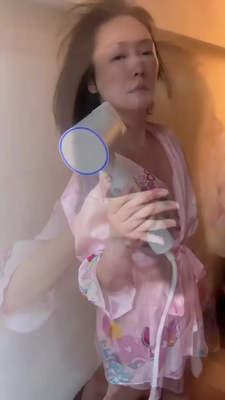 #王俐人 #Lisawanglijen #SWAG #熟女 台湾艺人深夜空降台湾色播平台，情趣内衣直接掀开露奶，熟女少妇的气质满满！超多精选均在SVIP 解锁看巨多精选 ⚡