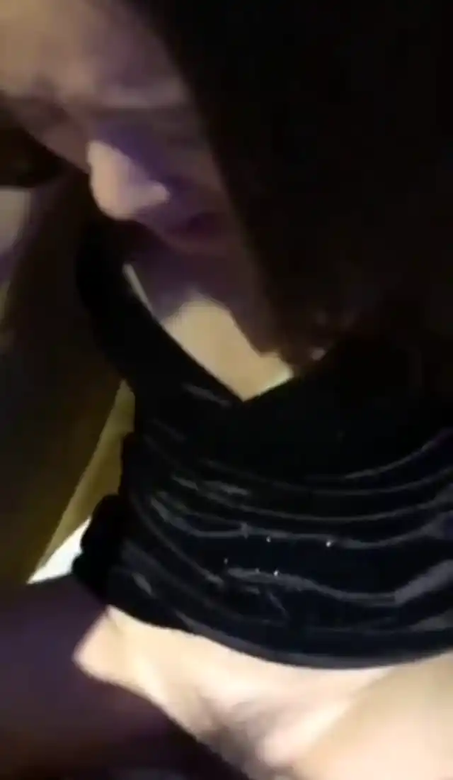 極品反差婊 高顏值美女被男友的大屌緩緩插入，被插得直呼：慢一點，慢一點 太深了啊！