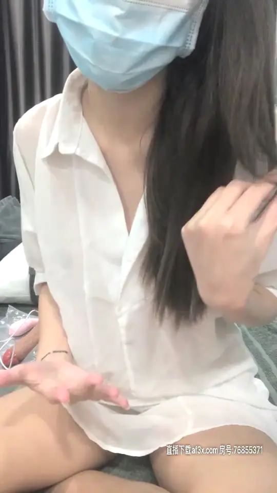 #直播 新加坡小乖乖不露脸诱人身材自慰秀
