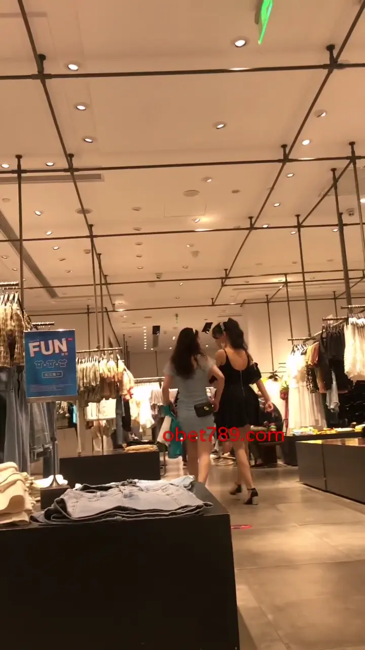 商場偷拍抄底走光